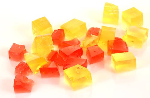 Cubos de gelatina natural, vermelhos e amarelos